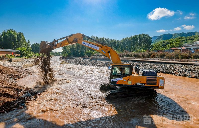 京投公司组建抢险队伍驰援密云开展清淤作业